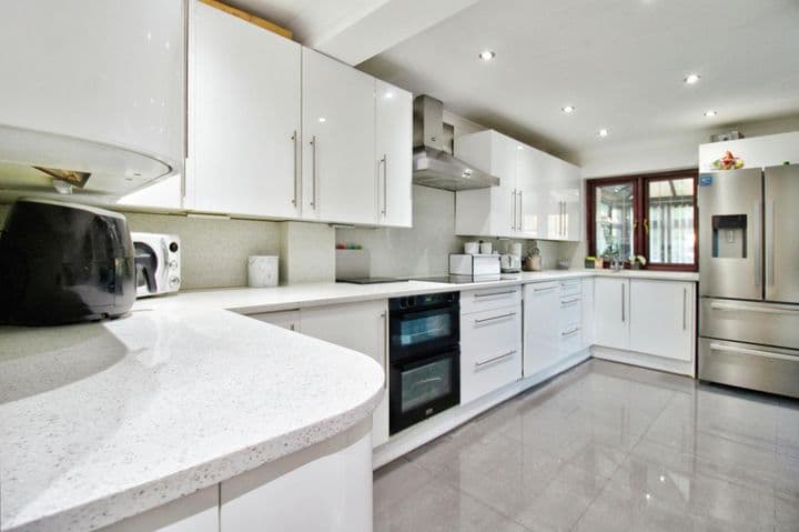 5 bedrooms house for sale in Romford, United Kingdom - Image 10