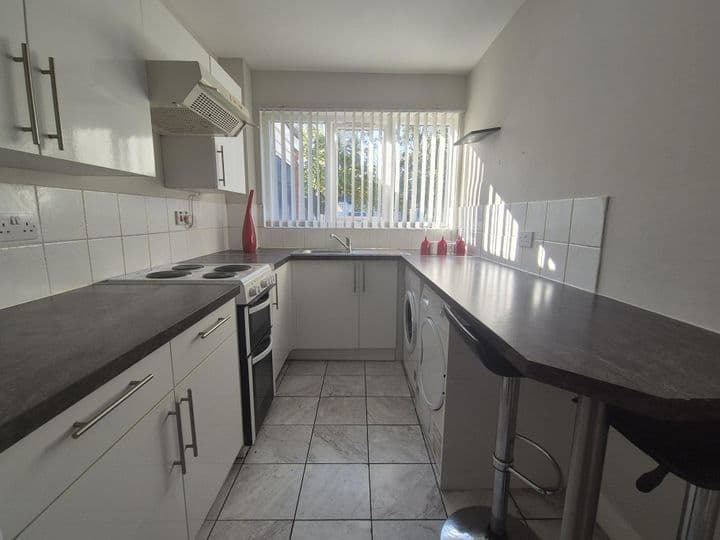 1 bedroom apartment for sale in Oldbury, United Kingdom - Image 3