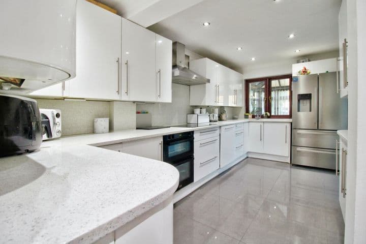 5 bedrooms house for sale in Romford, United Kingdom - Image 11