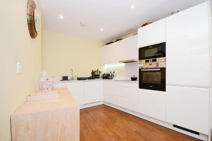 2 bedrooms apartment for sale in Stanmore, United Kingdom - Image 6