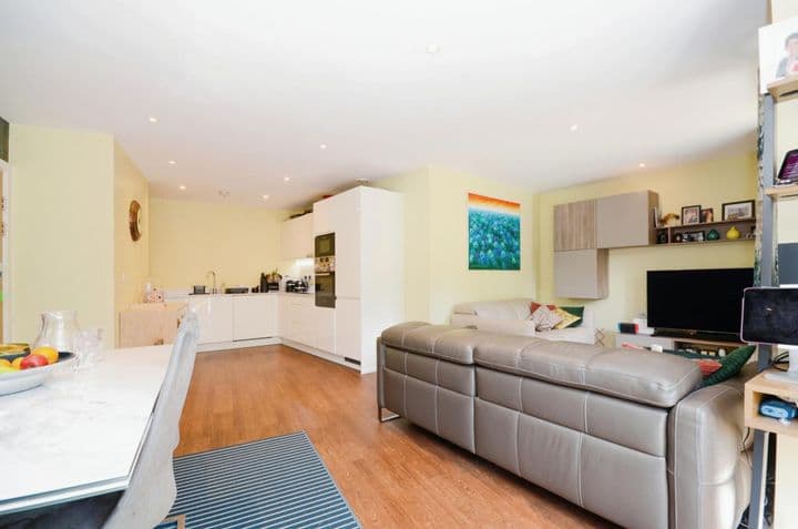 2 bedrooms apartment for sale in Stanmore, United Kingdom - Image 5