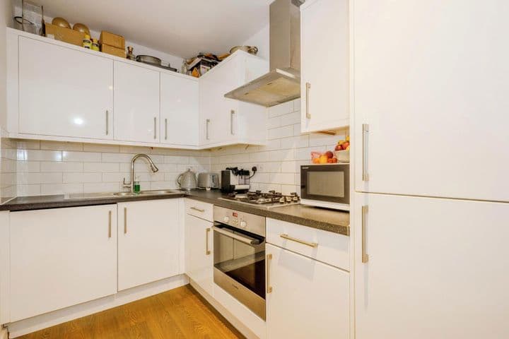 1 bedroom apartment for sale in London, United Kingdom - Image 2