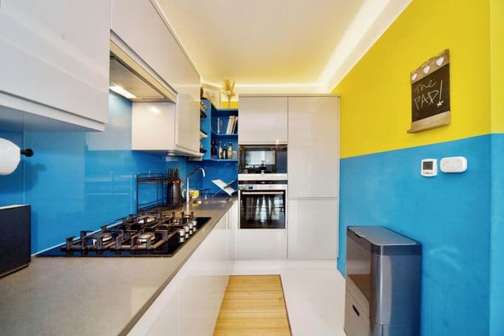 3 bedrooms house for sale in London, United Kingdom - Image 10