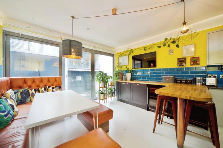 3 bedrooms house for sale in London, United Kingdom - Image 2