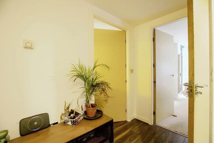 1 bedroom apartment for sale in London, United Kingdom - Image 9