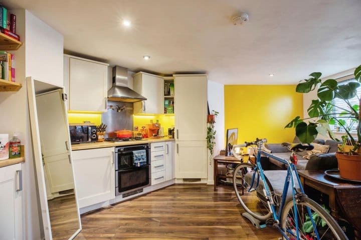 1 bedroom apartment for sale in London, United Kingdom - Image 3