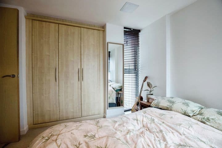 1 bedroom apartment for sale in London, United Kingdom - Image 10