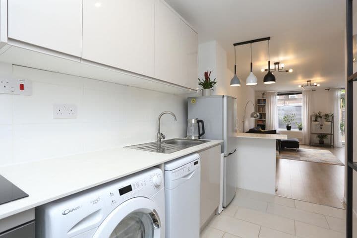 2 bedrooms house for sale in London, United Kingdom - Image 5