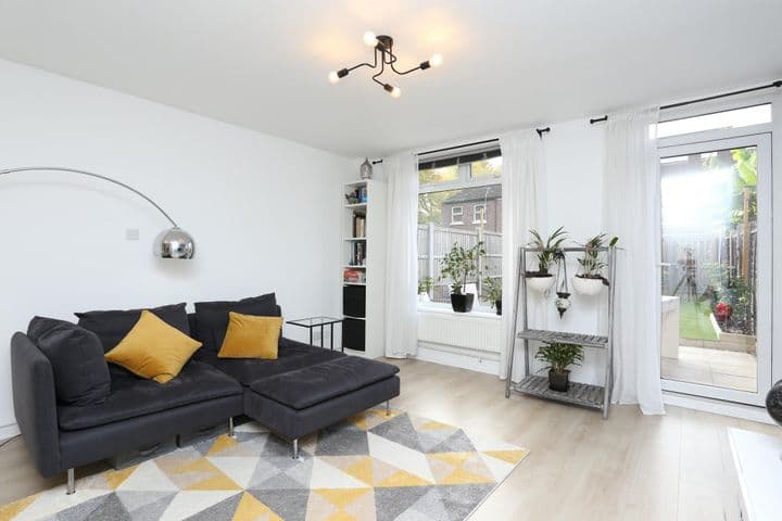 2 bedrooms house for sale in London, United Kingdom - Image 3