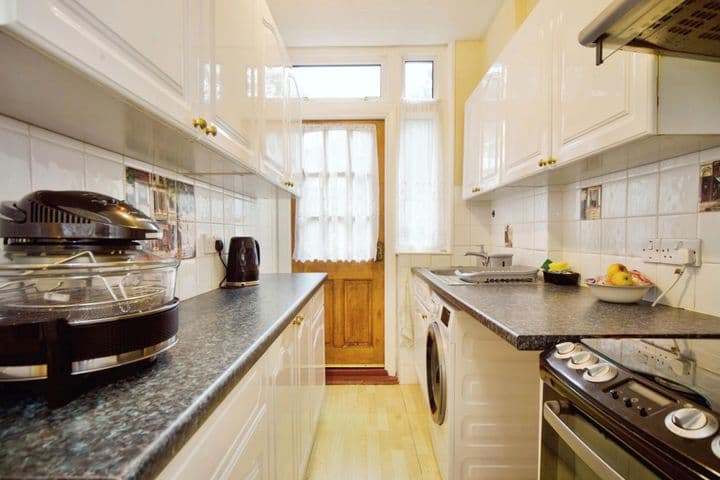 3 bedrooms house for sale in London, United Kingdom - Image 10