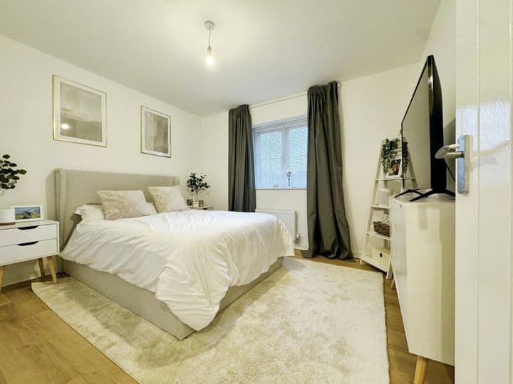 2 bedrooms apartment for sale in Renfrewshire, United Kingdom - Image 8