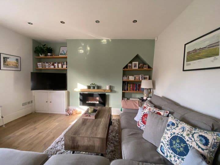 1 bedroom apartment for sale in London, United Kingdom - Image 3