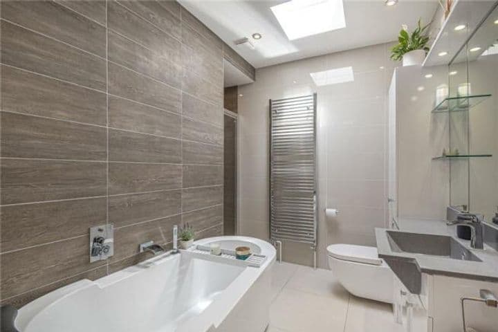 1 bedroom apartment for sale in London, United Kingdom - Image 10