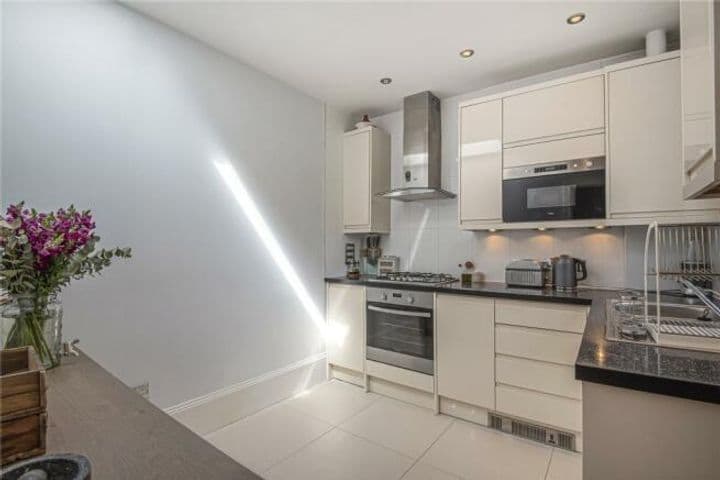 1 bedroom apartment for sale in London, United Kingdom - Image 8