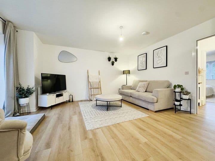 2 bedrooms apartment for sale in Renfrewshire, United Kingdom - Image 3