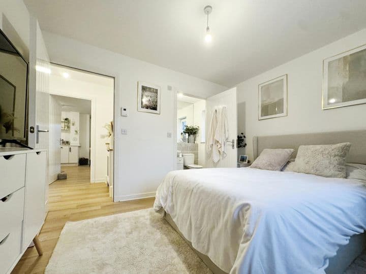 2 bedrooms apartment for sale in Renfrewshire, United Kingdom - Image 9