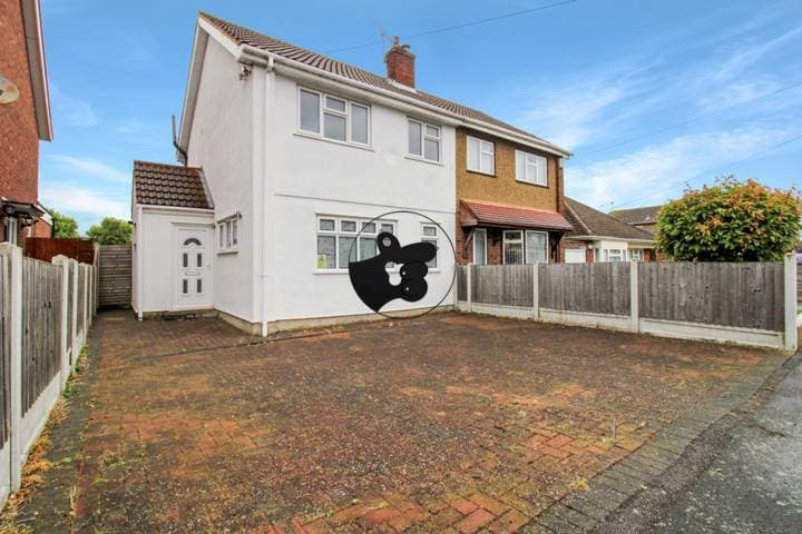 3 bedrooms house for sale in Basildon, United Kingdom - Image 2