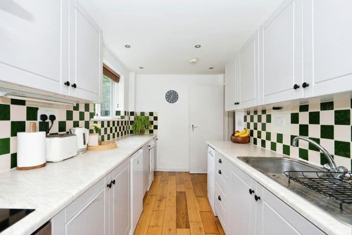 2 bedrooms apartment for sale in Haywards Heath, United Kingdom - Image 7