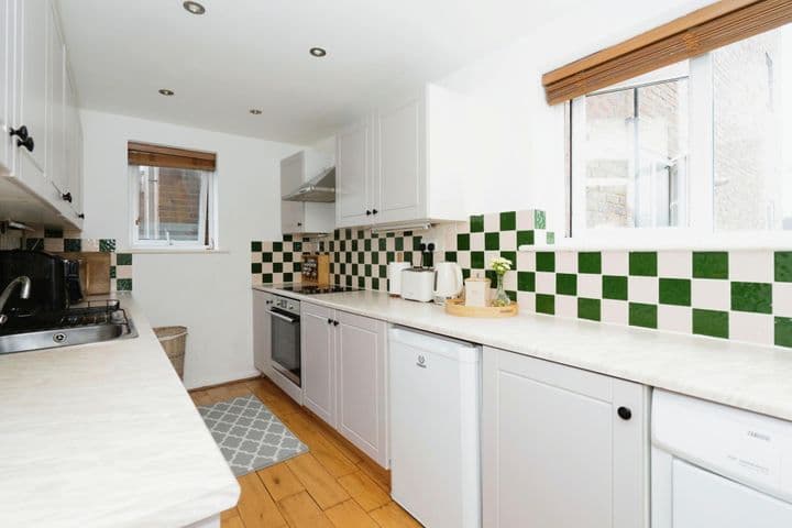 2 bedrooms apartment for sale in Haywards Heath, United Kingdom - Image 4