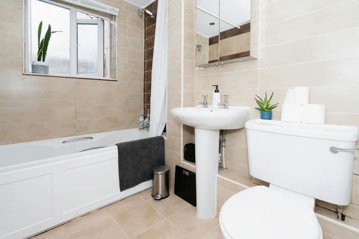 2 bedrooms apartment for sale in Haywards Heath, United Kingdom - Image 11