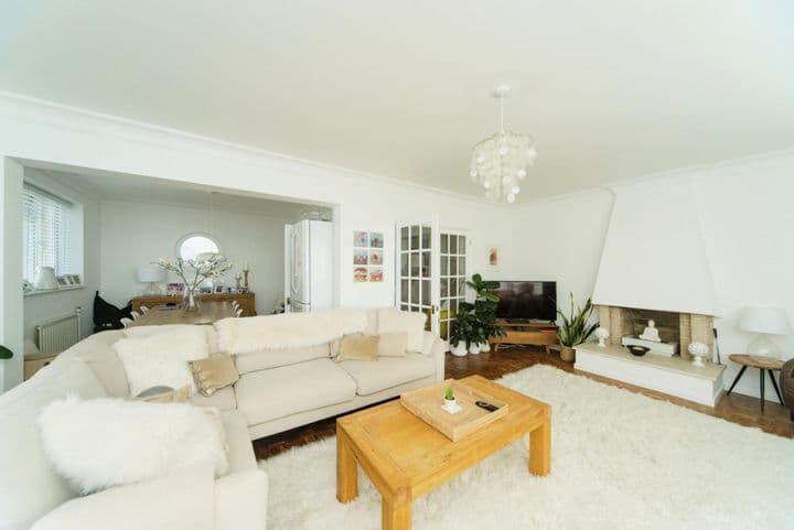 3 bedrooms apartment for sale in Eastbourne, United Kingdom - Image 2