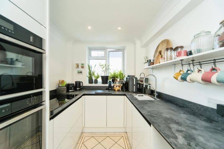 3 bedrooms apartment for sale in Eastbourne, United Kingdom - Image 4