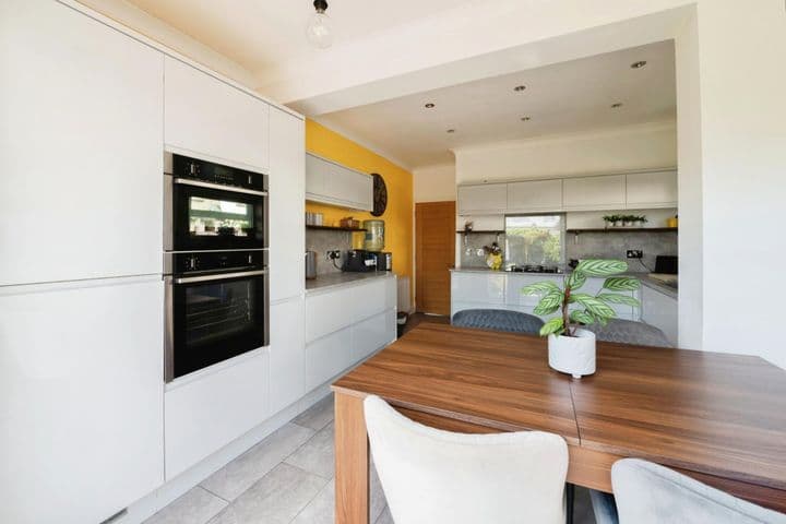 3 bedrooms house for sale in Southend-On-Sea, United Kingdom - Image 2