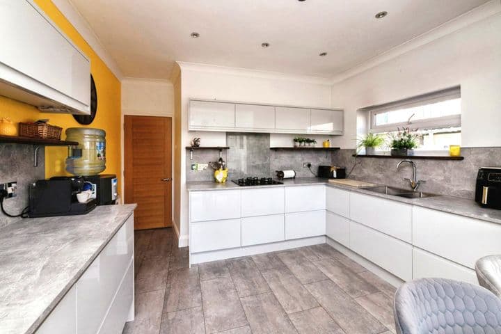 3 bedrooms house for sale in Southend-On-Sea, United Kingdom - Image 5