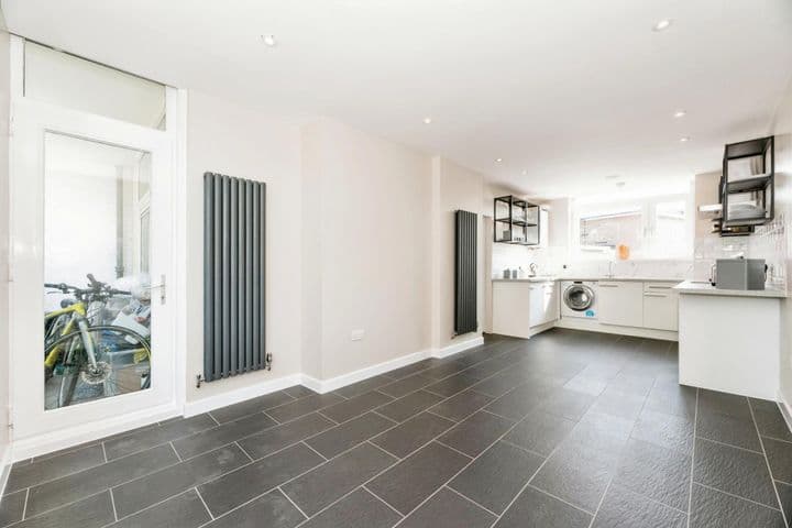 1 bedroom apartment for sale in London, United Kingdom - Image 2