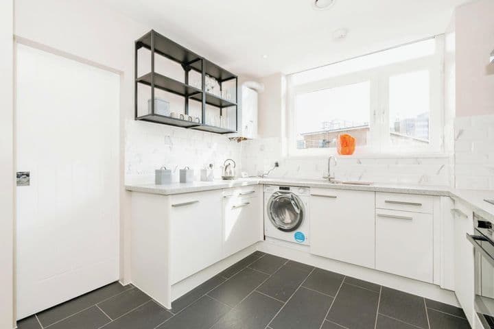 1 bedroom apartment for sale in London, United Kingdom - Image 8