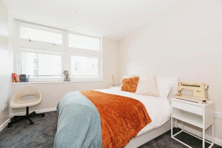 1 bedroom apartment for sale in London, United Kingdom - Image 3