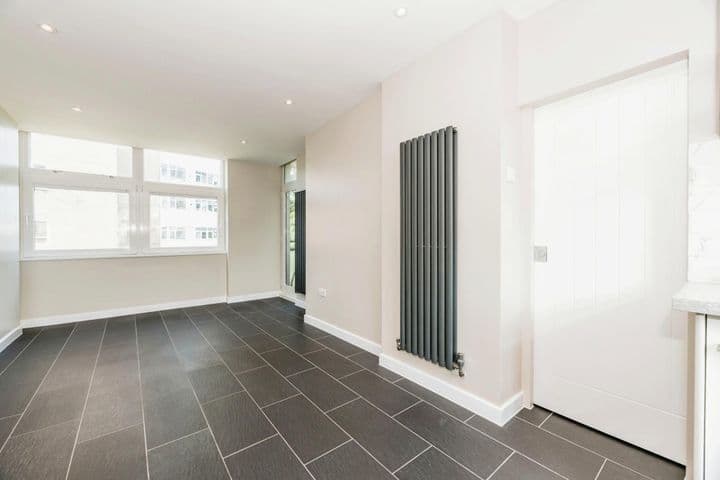 1 bedroom apartment for sale in London, United Kingdom - Image 7