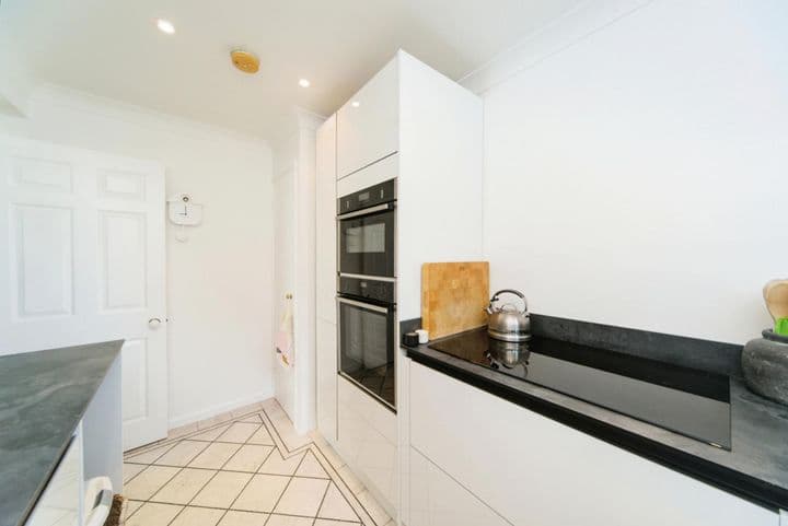 3 bedrooms apartment for sale in Eastbourne, United Kingdom - Image 8