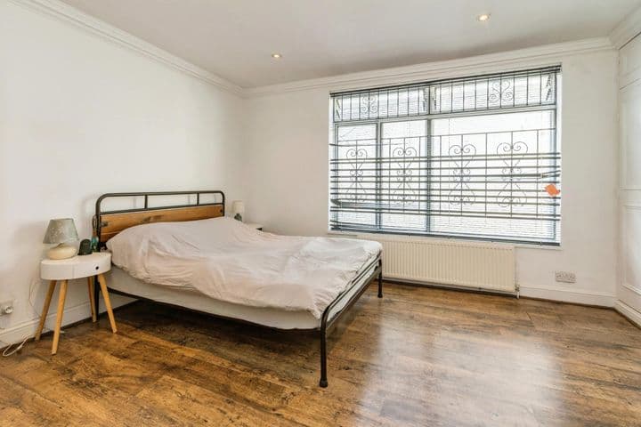 1 bedroom apartment for sale in London, United Kingdom - Image 5