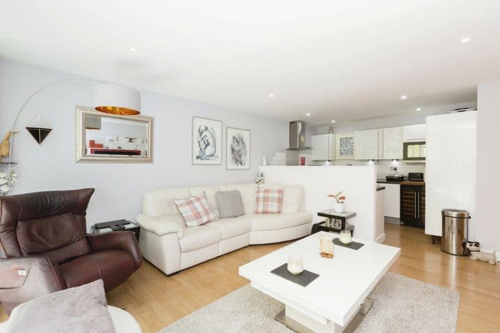 2 bedrooms apartment for sale in London, United Kingdom - Image 7