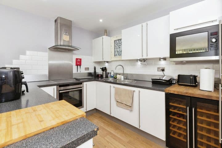 2 bedrooms apartment for sale in London, United Kingdom - Image 2