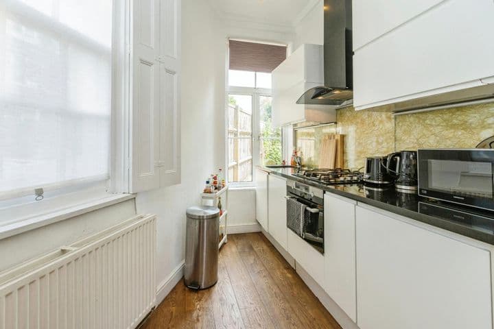 1 bedroom apartment for sale in London, United Kingdom - Image 2