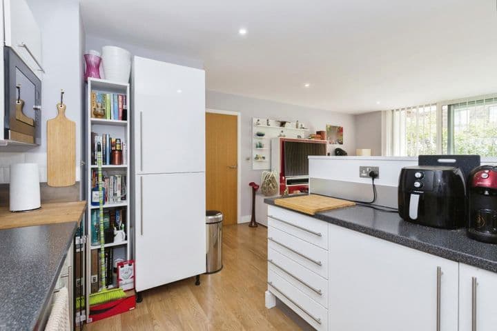 2 bedrooms apartment for sale in London, United Kingdom - Image 4