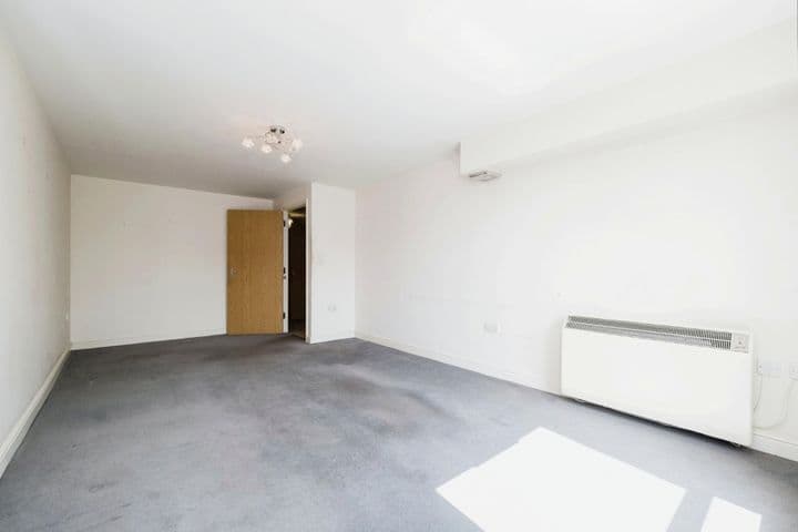 1 bedroom apartment for sale in London, United Kingdom - Image 8