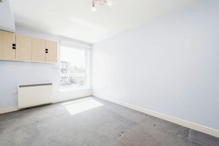 1 bedroom apartment for sale in London, United Kingdom - Image 9