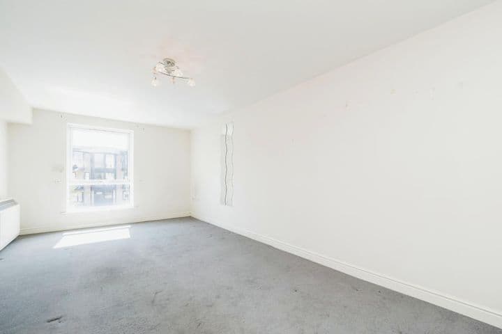 1 bedroom apartment for sale in London, United Kingdom - Image 2