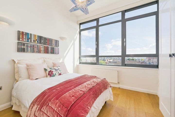 2 bedrooms apartment for sale in London, United Kingdom - Image 3