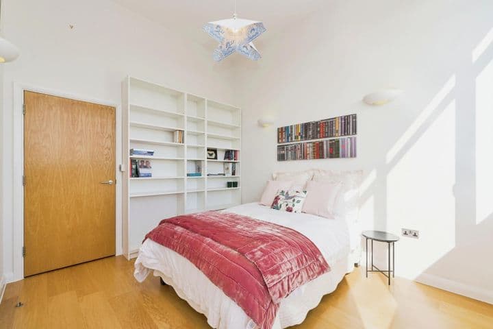 2 bedrooms apartment for sale in London, United Kingdom - Image 9