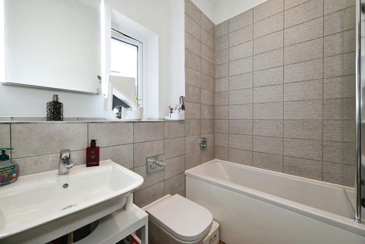 2 bedrooms apartment for sale in Reading, United Kingdom - Image 10