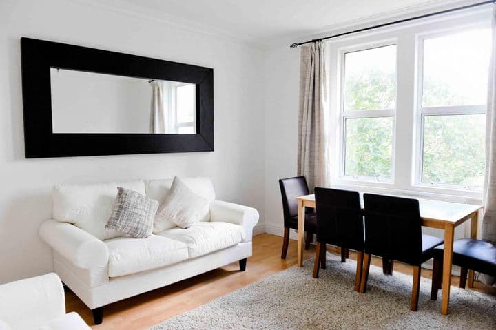 2 bedrooms apartment for sale in London, United Kingdom - Image 3