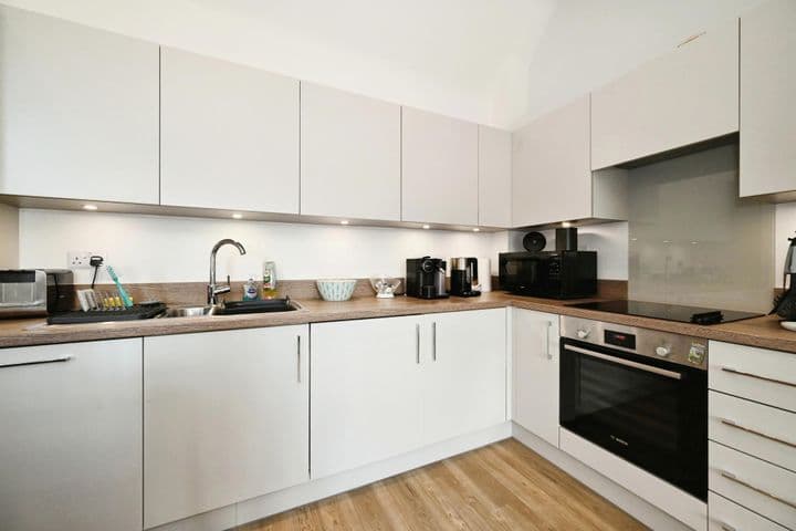 2 bedrooms apartment for sale in Reading, United Kingdom - Image 4