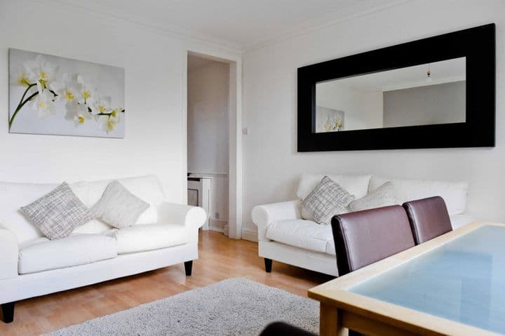 2 bedrooms apartment for sale in London, United Kingdom - Image 4