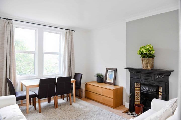 2 bedrooms apartment for sale in London, United Kingdom - Image 2