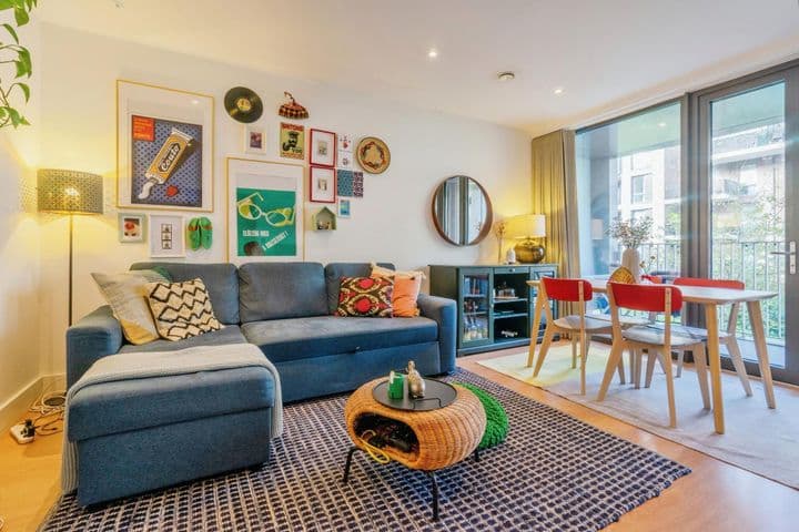 1 bedroom apartment for sale in London, United Kingdom - Image 2