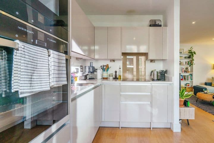 1 bedroom apartment for sale in London, United Kingdom - Image 10